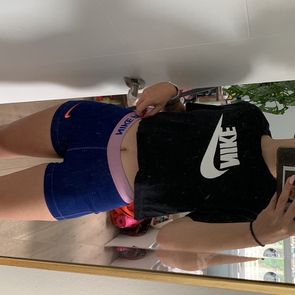 Black Nike crop top - Picture 4 of 4